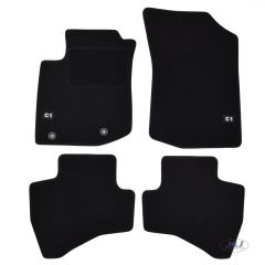 Logo Tapis De Sol Noir Velours Sur Mesure Pour Citroen C1 2 depuis 2014, Ajustement précis, Base Antidérapante, Renforcée Dans la Zone de la Pédale